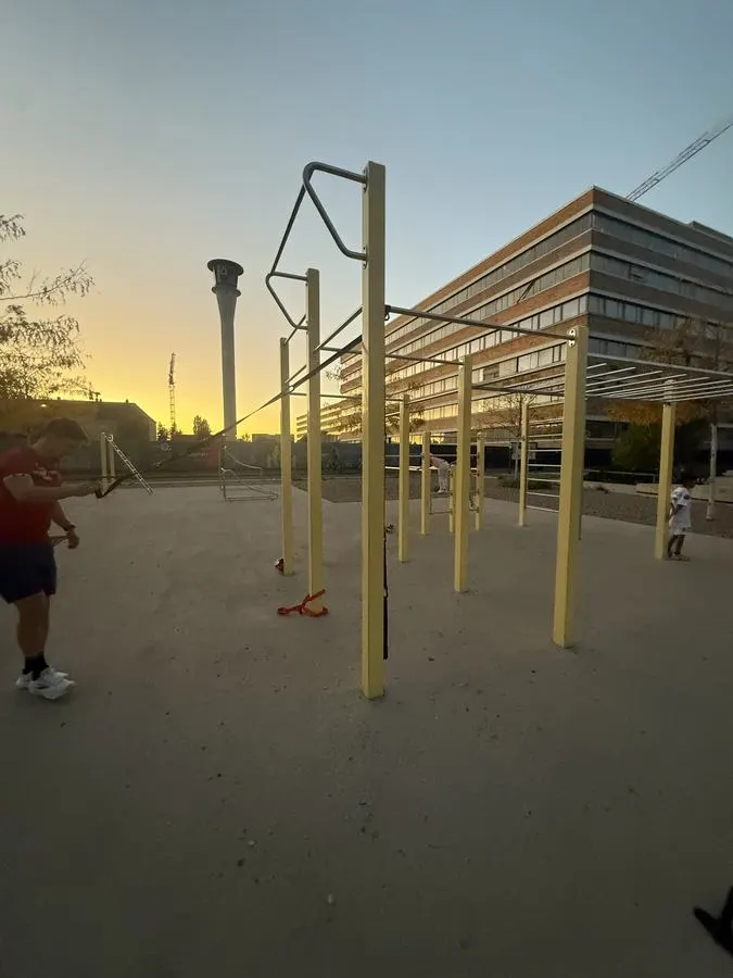 Street-Workout-Park in der Stadt bei Sonnenuntergang