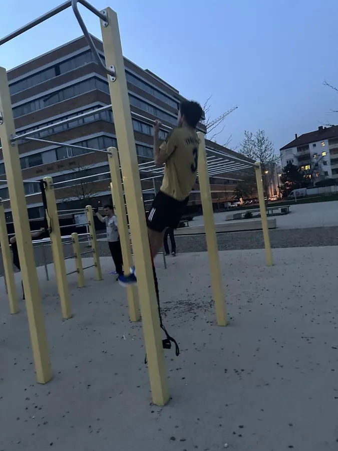 Abendsession mit Freunden am Calisthenics-Park