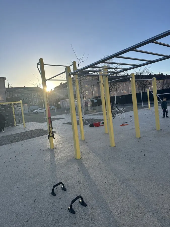 Calisthenics-Park in der Wintersonne